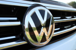 VW Emblem / Logo an einem Auto