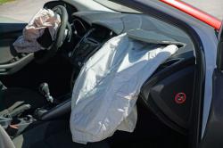 2 ausgelöste Airbags nach einem Autounfall