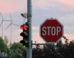 Rote Ampel und ein Stoppschild