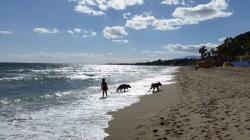 Endloser leerer Strand im April in Marbella.